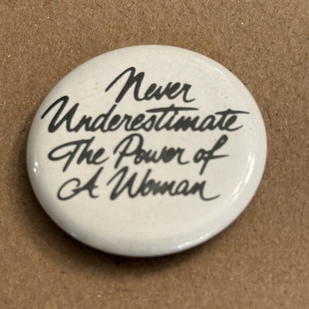 Never Under Estimate The Power Of A Woman VTG Pinback Button Pin Round Circle